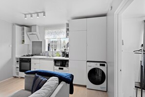 Fridge, microwave, oven, stovetop - 3 Bed, Sleeps 6, Free Parking, Wifi (London)