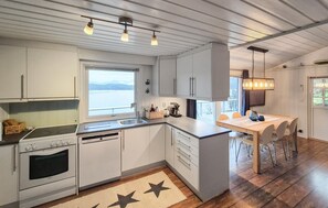 Fridge, oven, stovetop, dishwasher - Amazing home in Omastrand with WiFi (Omastrand)