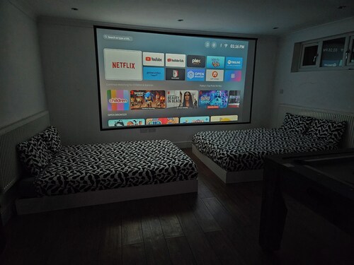 Annexe pool table, air hockey, table tennis, movie