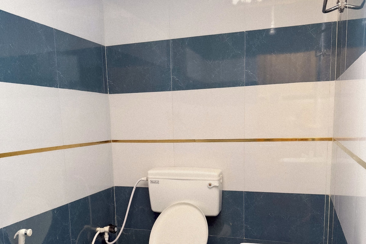 Casa de banho com sanita, bidé e lavatório.