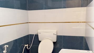 Standard Room, Balcony, Garden View | Bathroom | Shower, soap, shampoo