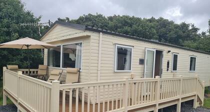 2 Bed Lodge - Sleeps 6 - Parking - Pets - Wifi