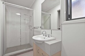 Family Townhome, 2 Bedrooms | Bathroom - Emerald Green Village (Emerald)