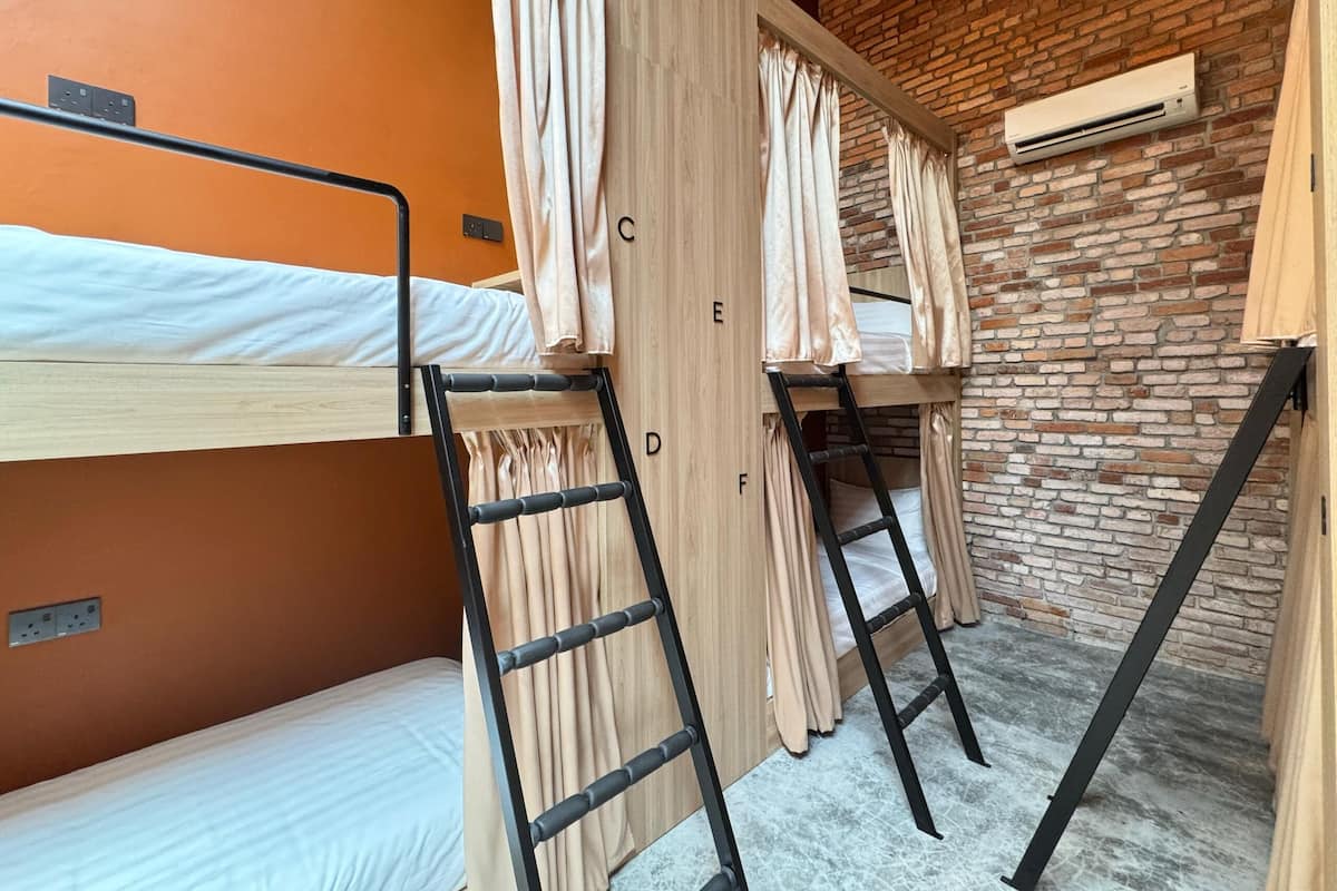 Laptop workspace, iron/ironing board, free WiFi, bed sheets
