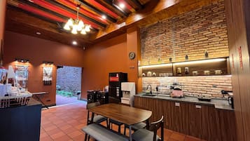 Tủ lạnh, lò vi sóng, máy rửa bát, dụng cụ nấu nướng/bát dĩa/dao nĩa