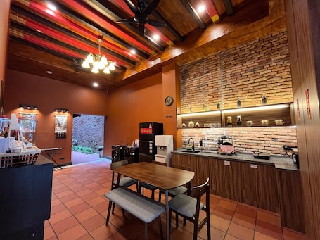 Refrigerador, microondas, lavavajillas, utensilios de cocina