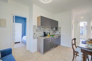 Kylskåp, mikrovågsugn, spishäll och diskmaskin