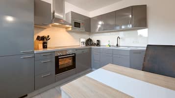Wasserkocher mit Kaffee-/Teezubehör, Kühlschrank, Mikrowelle, Ofen