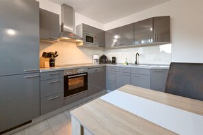 Kühlschrank, Mikrowelle, Ofen, Herdplatte