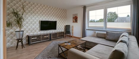 Una televisión, una mesa de tenis de mesa