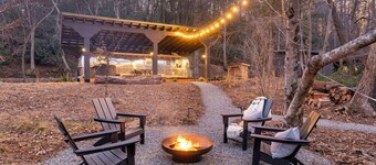 Drifter- Glamping, Toccoa Riverfront, hot tub, bath house, fire pit, hammock.
