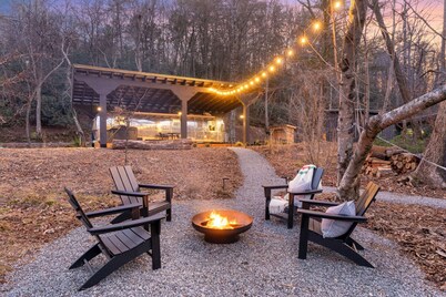 Drifter- Glamping, Toccoa Riverfront, hot tub, bath house, fire pit, hammock.