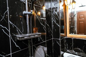 Een douche, gratis toiletartikelen, handdoeken, zeep