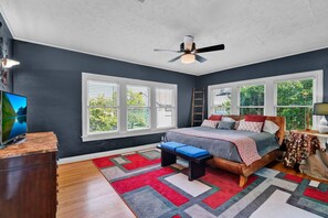 2 bedrooms, desk, iron/ironing board, travel crib - FIFA World Cup Dallas in Uptown/ Oak Lawn (Dallas)