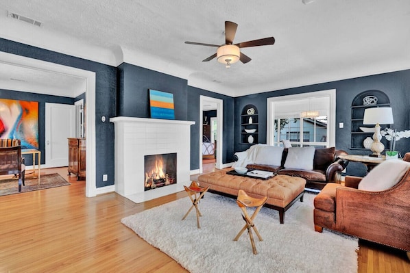Smart TV, fireplace - SoCozyToo Residence - Check-in to Cozy & Checkout in Style ... Uptown / Oak Lawn (Dallas)