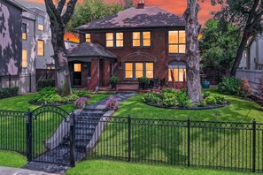 Exterior - SoCozyToo Residence - Check-in to Cozy & Checkout in Style ... Uptown / Oak Lawn (Dallas)