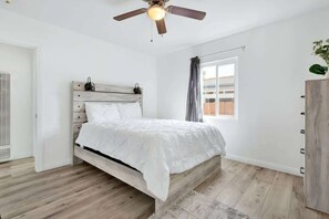Tabla de planchar con plancha, wifi, ropa de cama
