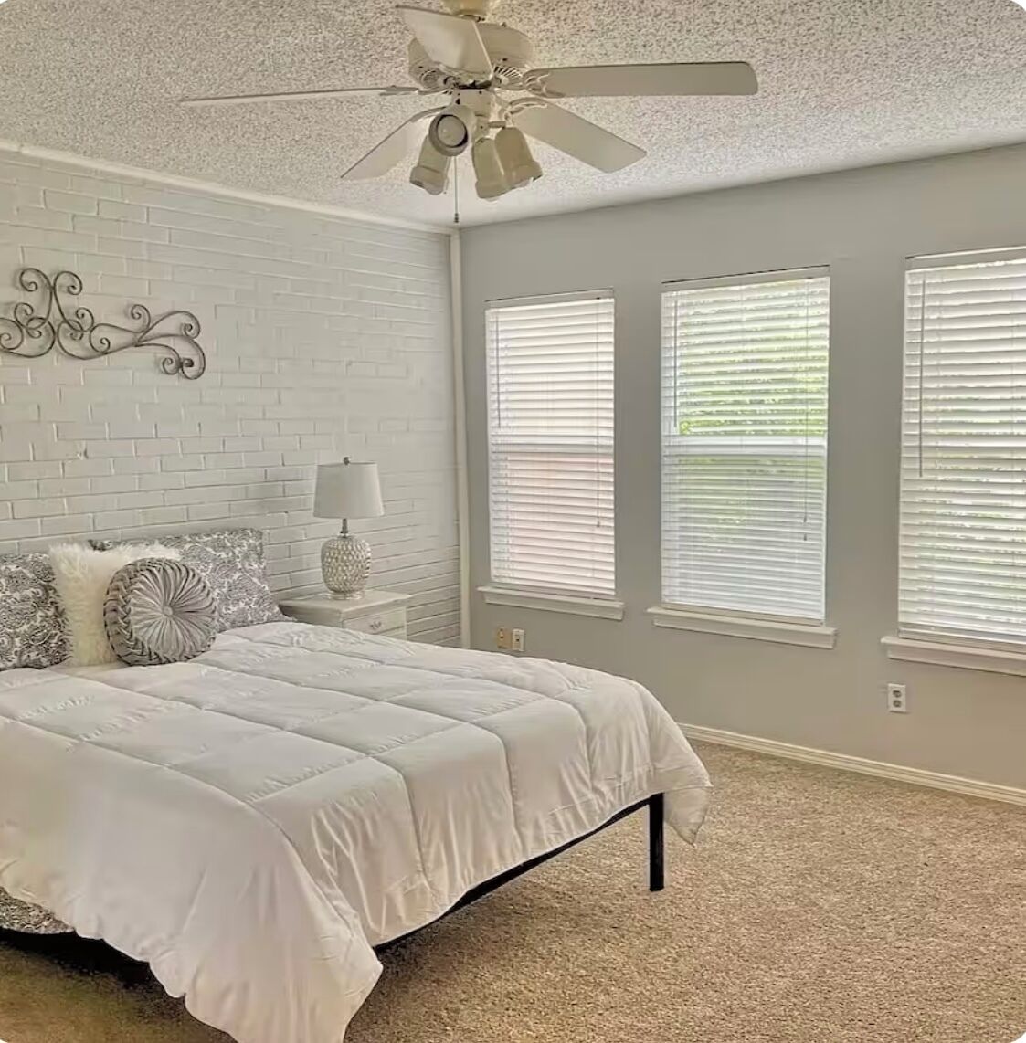 3 slaapkamers, een strijkplank/strijkijzer, wifi, beddengoed