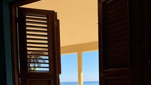 An open door leading to a balcony with a view of a pool and the ocean. - Bella Vista, Las Terrenas (Las Terrenas)