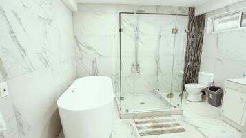 Een haardroger, handdoeken, zeep, toiletpapier