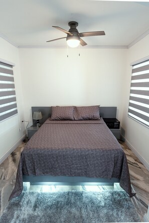8 bedrooms, iron/ironing board, WiFi, bed sheets - Spacious hotel suites with 8 bedrooms and WiFi, AC in charming Corozal (Corozal)