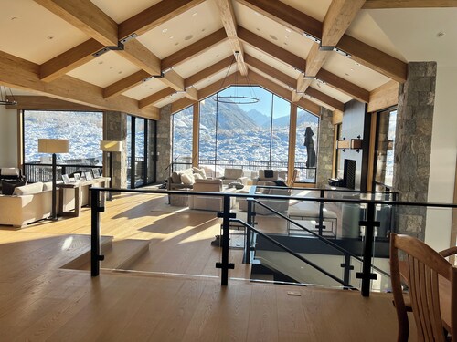 Spacious 8-bedroom house in tranquil Aspen with fitness room and private pond