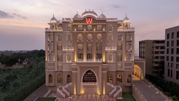 Un hotel elegante con una cúpula imponente y una entrada amplia.
