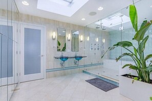 Baignoire Ă jets, serviettes fournies, savon, papier toilette