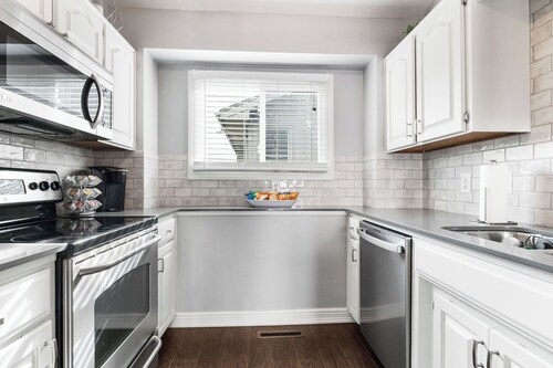 Spacious 4-bedroom house in the heart of West Omaha close to EVERYTHING