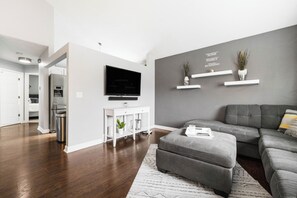 Smart-tv, eldstad, dvd-spelare och bordsfotboll