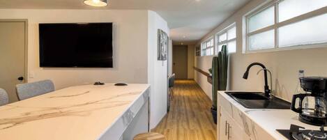 Réfrigérateur, micro-ondes, batterie de cuisine, vaisselle et ustensiles