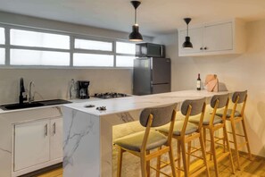 Kylskåp, mikrovågsugn och grytor/köksredskap