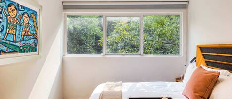 3 bedrooms, desk, WiFi, bed sheets