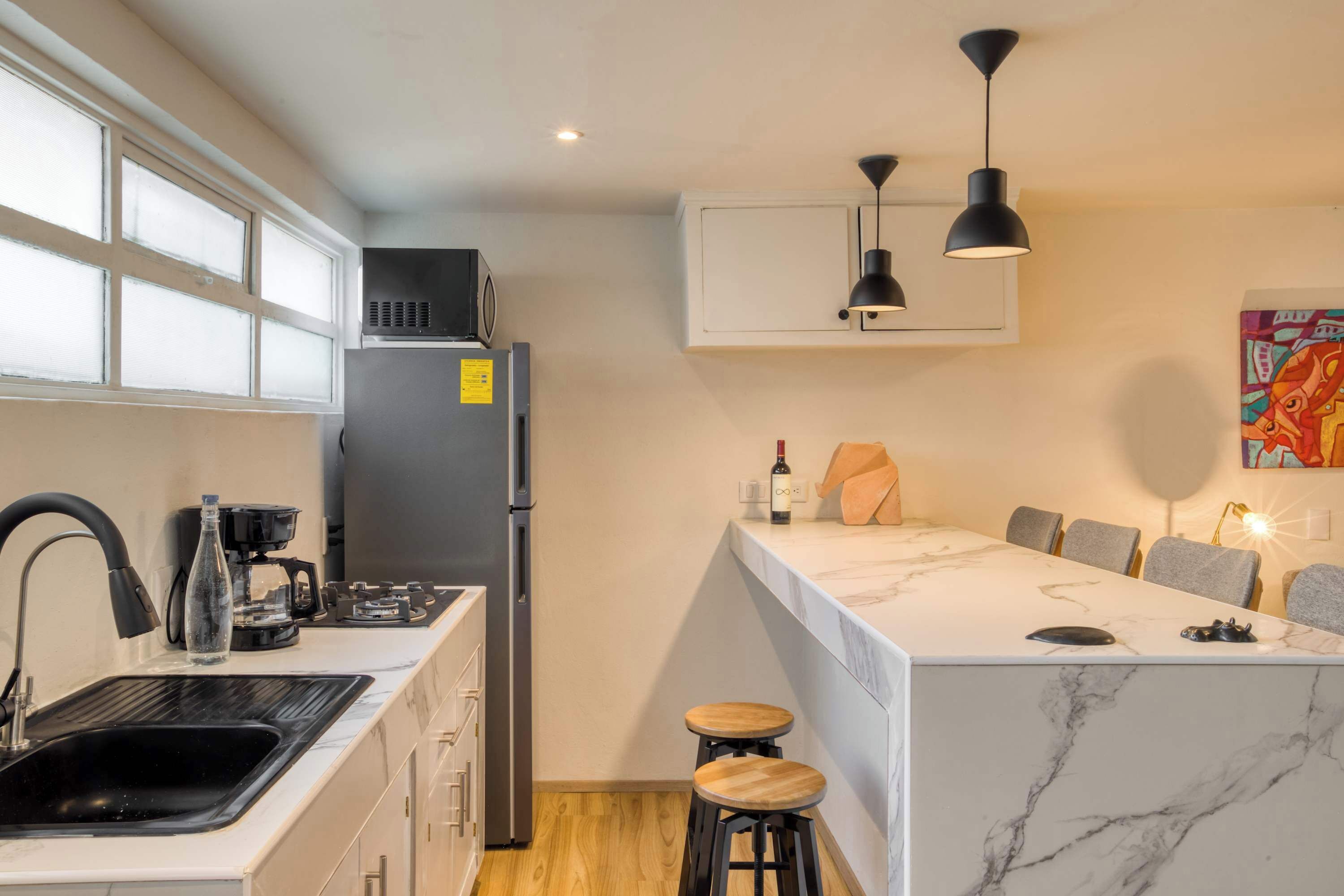 Refrigerador, microondas y utensilios de cocina 