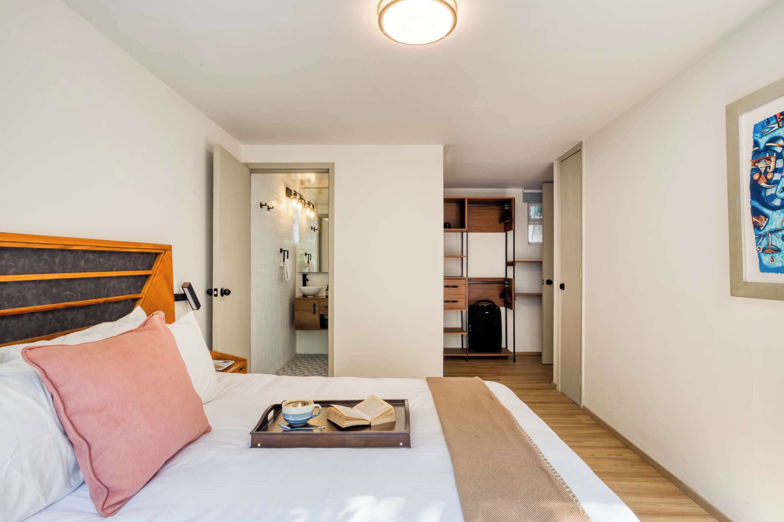 3 bedrooms, desk, WiFi, bed sheets