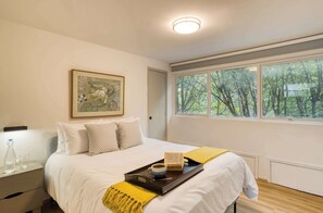 3 bedrooms, desk, WiFi, bed sheets