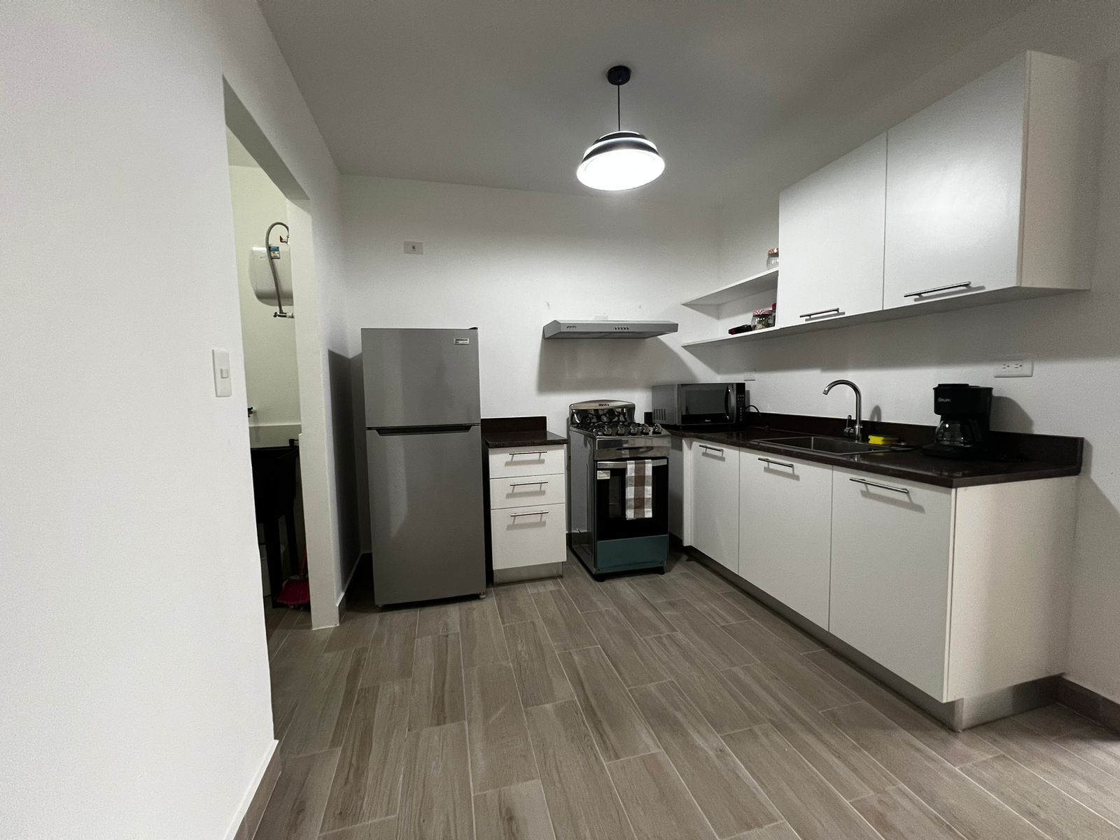 Mikrobølgeovn, ovn, kokeplater og kaffetrakter/tekoker