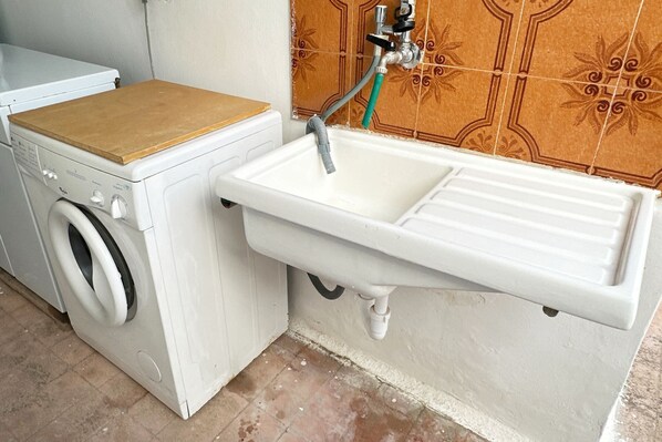 Douche, sèche-cheveux, bidet