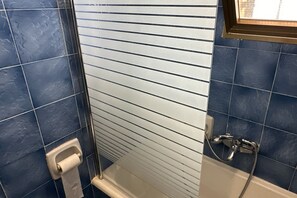 Een douche, een haardroger, een bidet