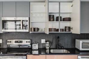 冷蔵庫、電子レンジ、オーブン、コンロ