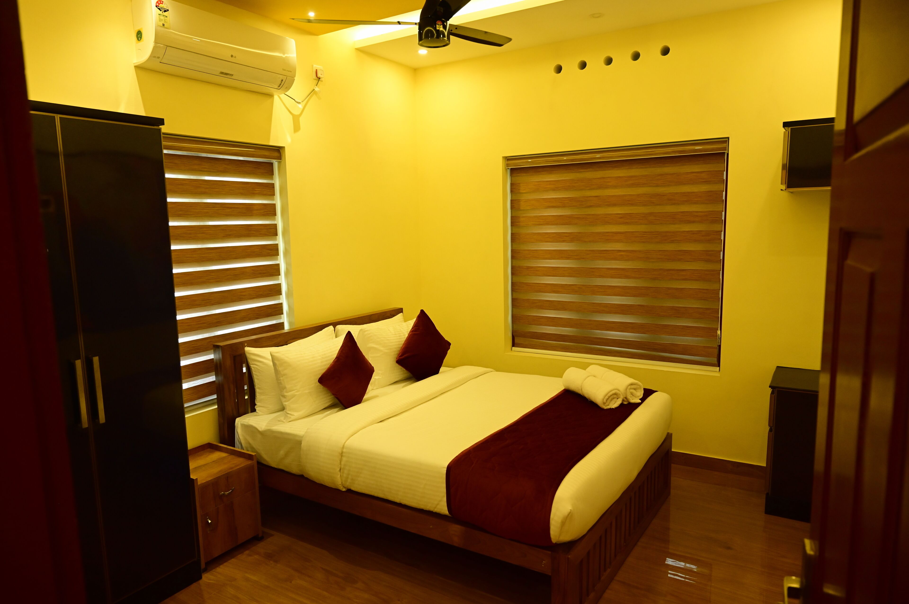 Blackout drapes, soundproofing, free WiFi