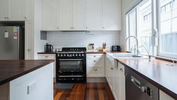 冷蔵庫、電子レンジ、オーブン、コンロ