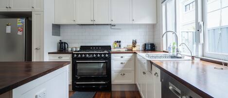 Réfrigérateur, four à micro-ondes, un four, surface de cuisson