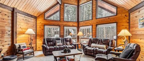 Een televisie en een open haard