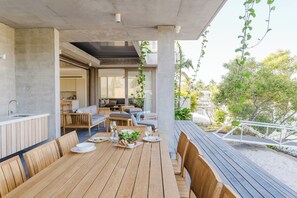Outdoor dining - Jila by Salty Stays - Noosa luxury waterfront, brand new, beautifully furnished. (Noosa Heads)