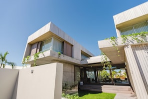 Exterior - Jila by Salty Stays - Noosa luxury waterfront, brand new, beautifully furnished. (Noosa Heads)