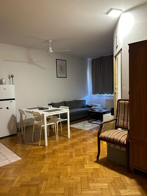 Apartment (One Bedroom Apartment) | Living room | 32-inch flat-screen TV with cable channels - Apartment Adrian (Osijek)