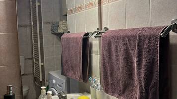 Apartment (One Bedroom Apartment) | Badezimmer | Badewanne, Handtücher