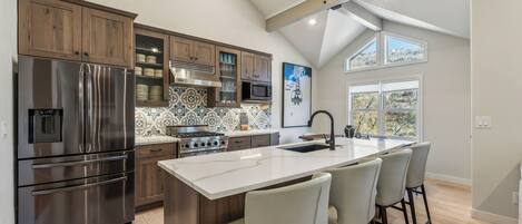 Refrigerador, microondas, horno y parrilla de estufa