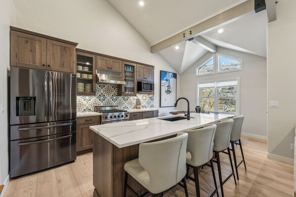 ثلاجة، ميكروويف، فرن، موقد طهي مسطح